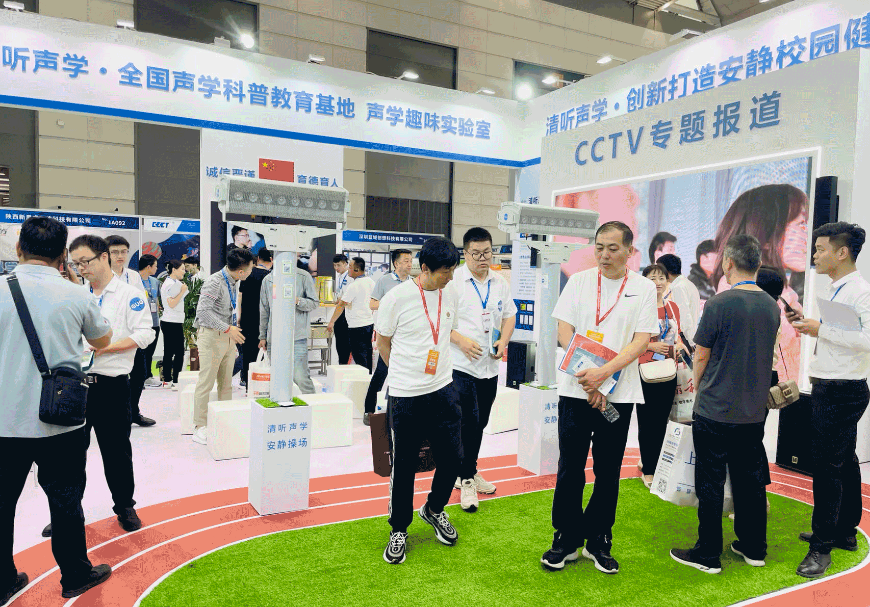 工作人員正帶領客戶了解清聽聲學的產品與服務