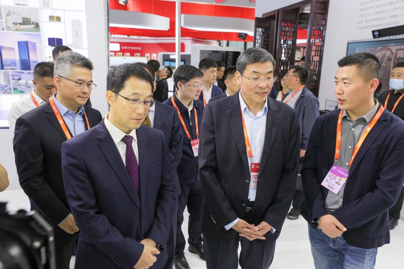 江蘇省委常委、常務(wù)副省長(zhǎng)馬欣，蘇州市委副書(shū)記、市長(zhǎng)吳慶文參觀清聽(tīng)聲學(xué)展區(qū)